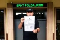 Ket foto. Salah satu korban usai melaporkan ke Polda Jatim