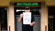 Ket foto. Salah satu korban usai melaporkan ke Polda Jatim