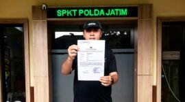 Ket foto. Salah satu korban usai melaporkan ke Polda Jatim