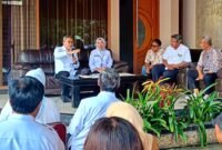 Ket foto. Menteri koordinator bidang Pangan RI, Zulkifli Hasan (kiri) saat berdialog dengan para peternak dan pengusaha telur di kediaman.H. Kholik Desa Kambingan Tumpang