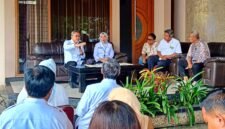 Ket foto. Menteri koordinator bidang Pangan RI, Zulkifli Hasan (kiri) saat berdialog dengan para peternak dan pengusaha telur di kediaman.H. Kholik Desa Kambingan Tumpang