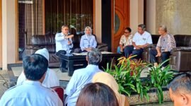 Ket foto. Menteri koordinator bidang Pangan RI, Zulkifli Hasan (kiri) saat berdialog dengan para peternak dan pengusaha telur di kediaman.H. Kholik Desa Kambingan Tumpang