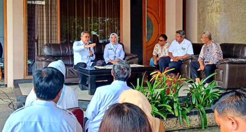Ket foto. Menteri koordinator bidang Pangan RI, Zulkifli Hasan (kiri) saat berdialog dengan para peternak dan pengusaha telur di kediaman.H. Kholik Desa Kambingan Tumpang