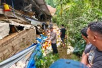 Ket foto. Petugas dari jajaran Polres Malang saat melakukan olah TKP di kandang ayam
