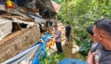 Ket foto. Petugas dari jajaran Polres Malang saat melakukan olah TKP di kandang ayam