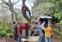 Ket foto. Petugas dari Polsek Pakis bersama petugas gabungan saat mengevakuasi korban bunuh diri