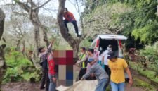 Ket foto. Petugas dari Polsek Pakis bersama petugas gabungan saat mengevakuasi korban bunuh diri