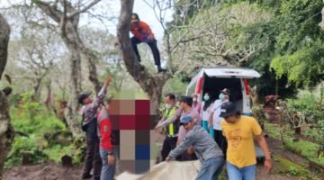 Ket foto. Petugas dari Polsek Pakis bersama petugas gabungan saat mengevakuasi korban bunuh diri