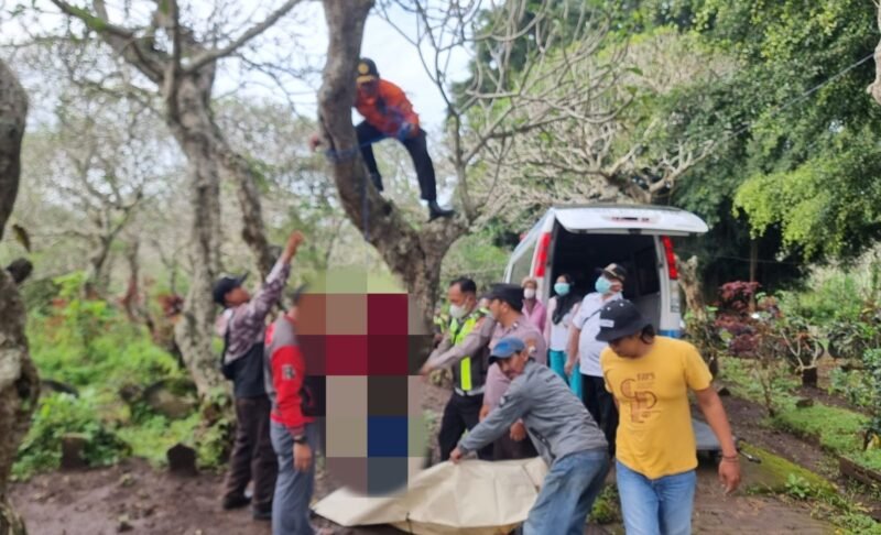 Ket foto. Petugas dari Polsek Pakis bersama petugas gabungan saat mengevakuasi korban bunuh diri