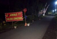 Ket foto. Akses jalan di wilayah Desa Klampok Kecamatan Singosari yang longsor sejak tahun 2022 belum mendapat perhatian dari Pemerintah Kabupaten Malang 