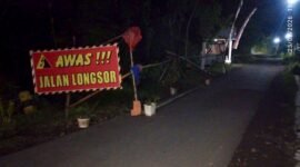 Ket foto. Akses jalan di wilayah Desa Klampok Kecamatan Singosari yang longsor sejak tahun 2022 belum mendapat perhatian dari Pemerintah Kabupaten Malang 