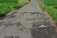 ket foto. jalan rusak di wilayah Kecamatan Pakis