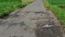 ket foto. jalan rusak di wilayah Kecamatan Pakis