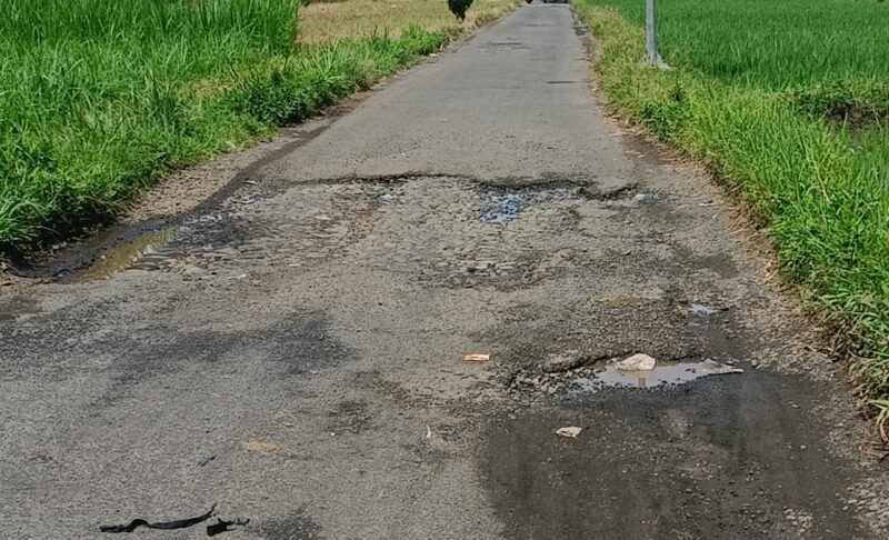 ket foto. jalan rusak di wilayah Kecamatan Pakis