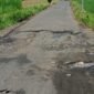 ket foto. jalan rusak di wilayah Kecamatan Pakis