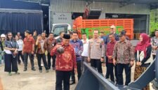 ket foto. Bupati Malang, HM Sanusi didampingi OPD dan Forkopimda saat melakukan pecah kendi tanda dimulainya operaslional Mini MRF di TPA Paras Poncokusumo