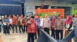 ket foto. Bupati Malang, HM Sanusi didampingi OPD dan Forkopimda saat melakukan pecah kendi tanda dimulainya operaslional Mini MRF di TPA Paras Poncokusumo