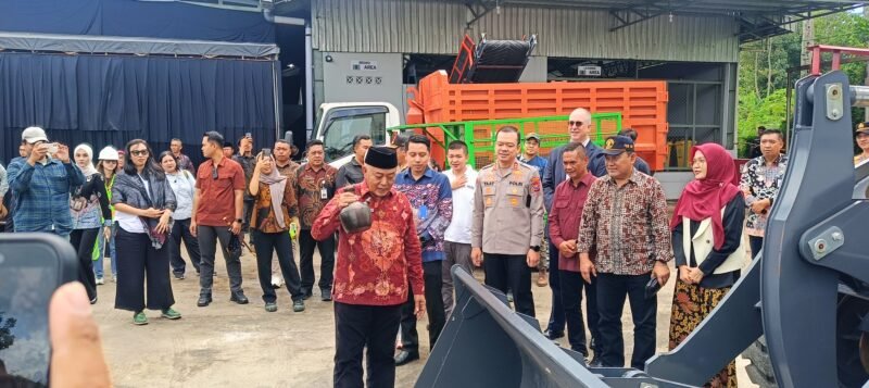 ket foto. Bupati Malang, HM Sanusi didampingi OPD dan Forkopimda saat melakukan pecah kendi tanda dimulainya operaslional Mini MRF di TPA Paras Poncokusumo
