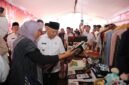 Ket foto. Bupati Malang, HM Sanusi saat meninjau stand dalam kegiatan pasar murah di pasar Sumedang Kepanjen 