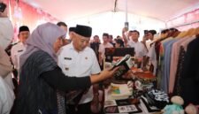 Ket foto. Bupati Malang, HM Sanusi saat meninjau stand dalam kegiatan pasar murah di pasar Sumedang Kepanjen 