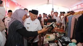 Ket foto. Bupati Malang, HM Sanusi saat meninjau stand dalam kegiatan pasar murah di pasar Sumedang Kepanjen 