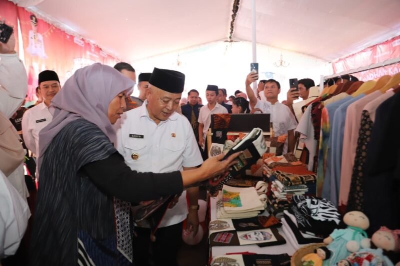 Ket foto. Bupati Malang, HM Sanusi saat meninjau stand dalam kegiatan pasar murah di pasar Sumedang Kepanjen 