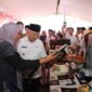 Ket foto. Bupati Malang, HM Sanusi saat meninjau stand dalam kegiatan pasar murah di pasar Sumedang Kepanjen 