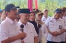 Ket foto. Kepala Dinas Perikanan Kabupaten Malang Victor Sembiring (kanan) mendampingi Bupati Sanusi (kopiah hitam) saat kunjungan Menteri Kelautan dan Perikanan RI Wahyu Sakti Trenggono di KNMP Pantai Sipelot Desa Pujiharjo Kecamatan Tirtoyudo 