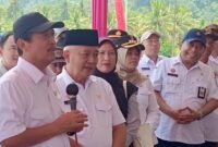 Ket foto. Kepala Dinas Perikanan Kabupaten Malang Victor Sembiring (kanan) mendampingi Bupati Sanusi (kopiah hitam) saat kunjungan Menteri Kelautan dan Perikanan RI Wahyu Sakti Trenggono di KNMP Pantai Sipelot Desa Pujiharjo Kecamatan Tirtoyudo