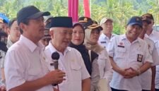 Ket foto. Kepala Dinas Perikanan Kabupaten Malang Victor Sembiring (kanan) mendampingi Bupati Sanusi (kopiah hitam) saat kunjungan Menteri Kelautan dan Perikanan RI Wahyu Sakti Trenggono di KNMP Pantai Sipelot Desa Pujiharjo Kecamatan Tirtoyudo 