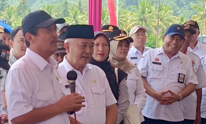 Ket foto. Kepala Dinas Perikanan Kabupaten Malang Victor Sembiring (kanan) mendampingi Bupati Sanusi (kopiah hitam) saat kunjungan Menteri Kelautan dan Perikanan RI Wahyu Sakti Trenggono di KNMP Pantai Sipelot Desa Pujiharjo Kecamatan Tirtoyudo 