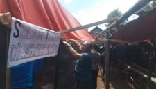 Ket foto. Aparat Kepolisian Resor Malang saat membongkar perjudian sabung ayam Wadung Kecamatan Pakisaji