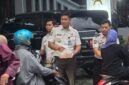 Dokumen foto : Karutan Bangil beserta jajaran saat bagi takjil ke masyarakat di jalan