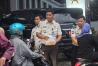 Dokumen foto : Karutan Bangil beserta jajaran saat bagi takjil ke masyarakat di jalan