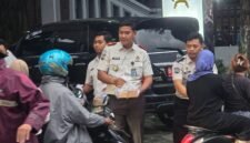 Dokumen foto : Karutan Bangil beserta jajaran saat bagi takjil ke masyarakat di jalan