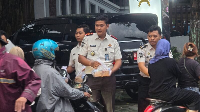 Dokumen foto : Karutan Bangil beserta jajaran saat bagi takjil ke masyarakat di jalan