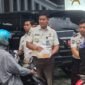 Dokumen foto : Karutan Bangil beserta jajaran saat bagi takjil ke masyarakat di jalan