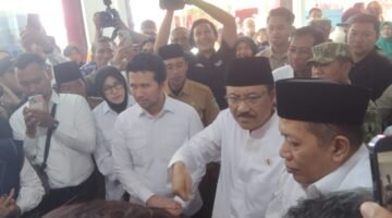 Dokumen foto: Mensos Gus Ipul dan Emil Dardak Wagub hadiri Kegiatan di Lekok Pasuruan