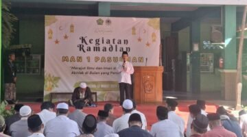 Dokumen foto: kepala sekolah MAN 1 Pasuruan H. Nasrudin saat memberikan ceramah pada Siswa - siswi
