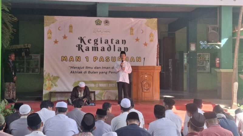 Dokumen foto: kepala sekolah MAN 1 Pasuruan H. Nasrudin saat memberikan ceramah pada Siswa - siswi