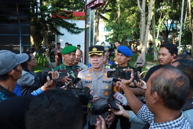 Ket foto. Kapolres Malang, AKBP Muhammad Taat Resdi, saat diwawancara awak media 