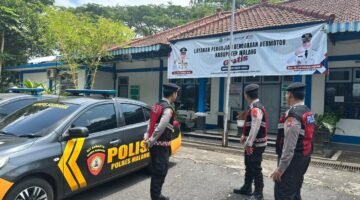 Ket foto. Petugas dari jajaran Polres Malang meningkatkan pengamanan pada arus mudik di pintu keluar tol singosari