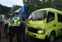 Ket foto. Petugas Polres Malang saat mengecek kendaraan serta pengemudi demi terciptanya keselamatan di jalan 