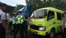 Ket foto. Petugas Polres Malang saat mengecek kendaraan serta pengemudi demi terciptanya keselamatan di jalan 