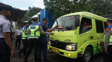 Ket foto. Petugas Polres Malang saat mengecek kendaraan serta pengemudi demi terciptanya keselamatan di jalan 