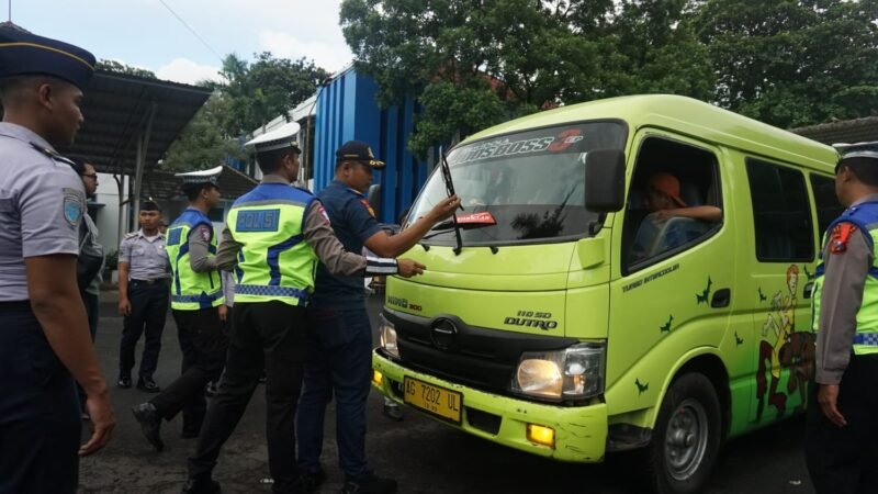 Ket foto. Petugas Polres Malang saat mengecek kendaraan serta pengemudi demi terciptanya keselamatan di jalan 