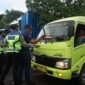 Ket foto. Petugas Polres Malang saat mengecek kendaraan serta pengemudi demi terciptanya keselamatan di jalan 