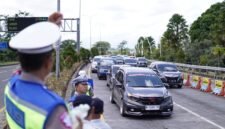 Ket foto. Jajaran Kepolisian Resor Malang saat melakukan pengamanan dan kelancaran kendaraan di pintu keluar tol wilayah kabupaten Malang
