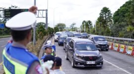 Ket foto. Jajaran Kepolisian Resor Malang saat melakukan pengamanan dan kelancaran kendaraan di pintu keluar tol wilayah kabupaten Malang 