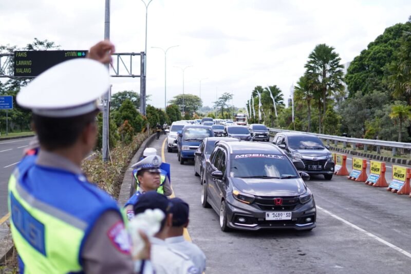 Ket foto. Jajaran Kepolisian Resor Malang saat melakukan pengamanan dan kelancaran kendaraan di pintu keluar tol wilayah kabupaten Malang 